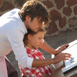 Una piccola impresa meridionale: Riccardo Scamarcio con Mela Esposito in una scena