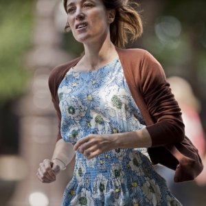 A Castle in Italy: la regista e interprete Valeria Bruni Tedeschi corre in una scena del film