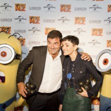 Cattivissimo me 2: Max Giusti e Arisa (doppiatori italiani di Gru e di Lucy) in una foto promozionale durante il junket romano