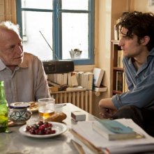 Un castello in Italia: André Wilms e Louis Garrel in un momento del film