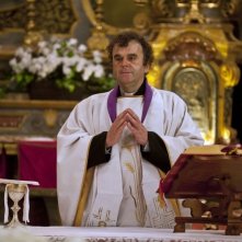 Un castello in Italia: Pippo Delbono è il prete in una scena del film