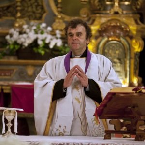 Un castello in Italia: Pippo Delbono è il prete in una scena del film
