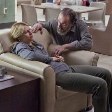 Homeland: Claire Danes e Mandy Patinkin in una scena dell'episodio Uh... Oh... Ah...