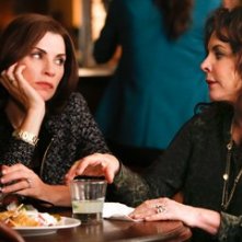 The Good Wife: Julianna Margulies e Stockard Channing in scena nell'episodio The Bit Bucket