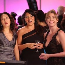 Grey's Anatomy: Sandra Oh, Ellen Pompeo e Sara Ramirez nell'episodio Puttin' on the Ritz