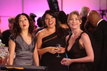 Grey's Anatomy: Sandra Oh, Ellen Pompeo e Sara Ramirez nell'episodio Puttin' on the Ritz