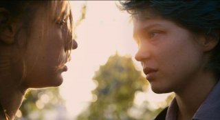 La vita di Adele: Léa Seydoux e Adèle Exarchopoulos in una scena