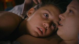 La vita di Adele: Léa Seydoux in un momento di tenerezza trattp dal film con Adèle Exarchopoulos