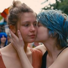 La vita di Adele: Léa Seydoux insieme a Adèle Exarchopoulos in una scena
