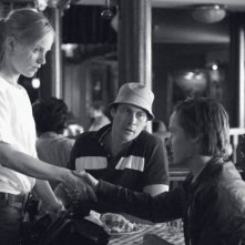 Oh Boy, un caffè a Berlino: Tom Schilling in una scena con Friederike Kempter e Marc Hosemann