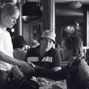 Oh Boy, un caffè a Berlino: Tom Schilling in una scena con Friederike Kempter e Marc Hosemann