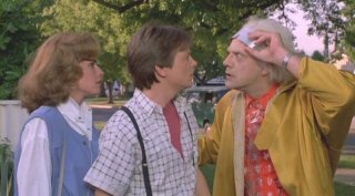 Ritorno al futuro Parte II: Michael J. Fox con Elisabeth Shue e Christopher Lloyd in una scena