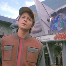 Ritorno al futuro Parte II: Michael J. Fox in una scena