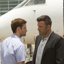 Runner Runner: Ben Affleck parla con Justin Timberlake in una scena del thriller
