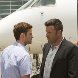 Runner Runner: Ben Affleck parla con Justin Timberlake in una scena del thriller