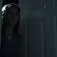 Smiley: la protagonista Caitlin Gerard in una scena