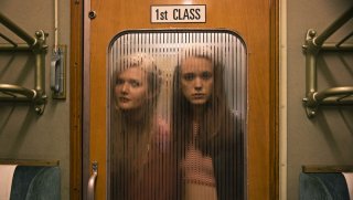 The Nymphomaniac - Part 1: Sophie Kennedy Clark e Stacy Martin in un'inquietante immagine del film