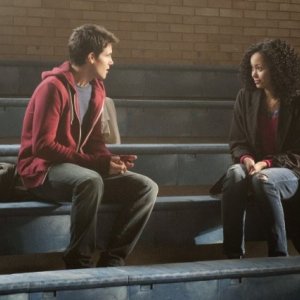 The Tomorrow People: Robbie Amell e Madeleine Mantock in una scena del pilot della serie