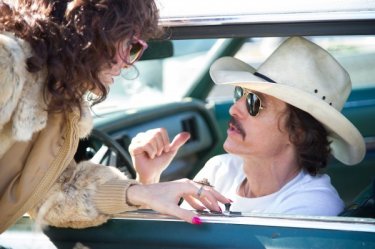 Dallas Buyers Club: Jared Leto e Matthew McConaughey dialogano in una scena del film