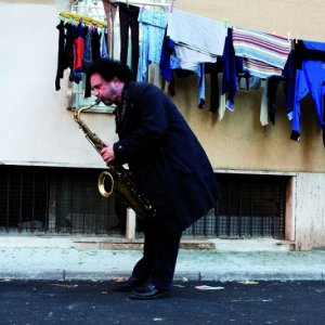 Enzo Avitabile Music Life: Enzo Avitabile in una scena del documentario