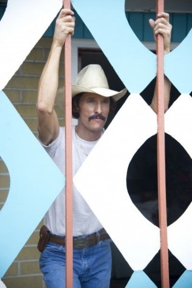 The Dallas Buyers Club: Matthew McConaughey di fronte a una vetrata