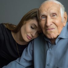 Unbroken La Regista Angelina Jolie Con Il Vero Louis Louie Zamperini 288522