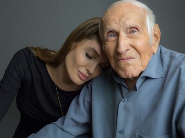 Unbroken: la regista Angelina Jolie con il vero Louis 'Louie' Zamperini