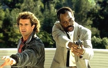 Arma Letale 2: una scena con Mel Gibson e Danny Glover