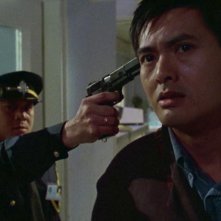 Chow Yun-Fat in una scena di Hard Boiled di John Woo