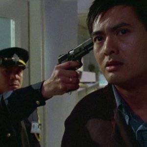 Chow Yun-Fat in una scena di Hard Boiled di John Woo