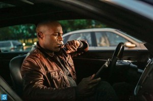 Hostages: Billy Brow  in una scena dell'episodio Power of Persuasion