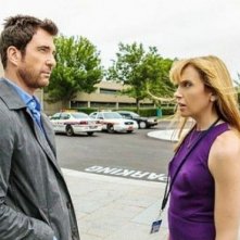 Hostages: Toni Collette e Dylan McDermott in una scena dell'episodio Power of Persuasion