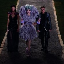 Hunger Games: la ragazza di fuoco, Jennifer Lawrence con Elizabeth Banks e Josh Hutcherson in una scena