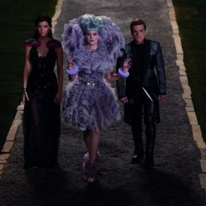 Hunger Games: la ragazza di fuoco, Jennifer Lawrence con Elizabeth Banks e Josh Hutcherson in una scena