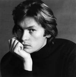 Un primo piano dell'affascinante Helmut Berger