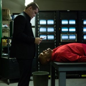 Old Boy: Josh Brolin minaccia con un coltello Samuel L. Jackson