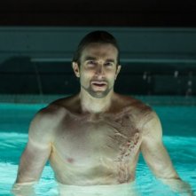 Oldboy: l'inquetante look di Sharlto Copley ricoperto di cicatrici