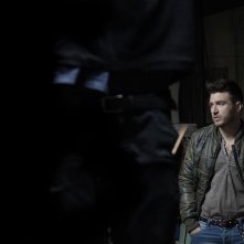 Song'e Napule: Alessandro Roja in un momento del film diretto dai Manetti Bros.