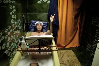 Song'e Napule: Alessandro Roja in una scena del film