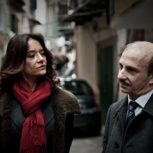 Song'e Napule: Carlo Buccirosso in una scena