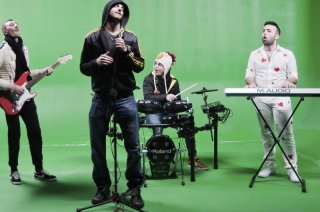 Song'e Napule: Giampaolo Morelli, Ciro Petrone, Franco Ricciardi e Ivan Granatino in una scena
