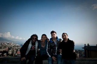 Song'e Napule: i Manetti Bros. con Alessandro Roja e Serena Rossi in una foto promozionale
