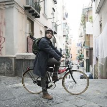 Song'e Napule: il protagonista Alessandro Roja in una scena