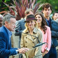 The Crazy Ones: Amanda Setton, Sarah Michelle Gellar, Robin Williams ed Hamish Linklater in un momento dell'episodio The Spectacular