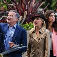 The Crazy Ones: Amanda Setton, Sarah Michelle Gellar, Robin Williams ed Hamish Linklater nell'episodio The Spectacular