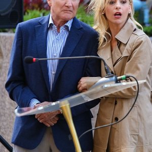The Crazy Ones: Sarah Michelle Gellar e Robin Williams nell'episodio The Spectacular
