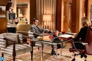 The Good Wife: Julianna Margulies, Josh Charles e Christine Baranski in una scena dell'episodio A Precious Commodity