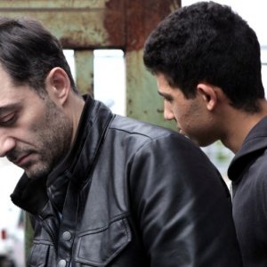 I corpi estranei: Filippo Timi e Jaouher Brahim in una scena sono Antonio e Jaber