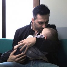 I corpi estranei: Filippo Timi in una tenera scena del film