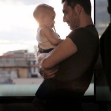 I corpi estranei: Filippo Timi in una tenera scena del film con il piccolo Pietro